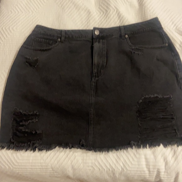 Plus Size Frayed Denim Mini Skirt - Picture 4 of 5
